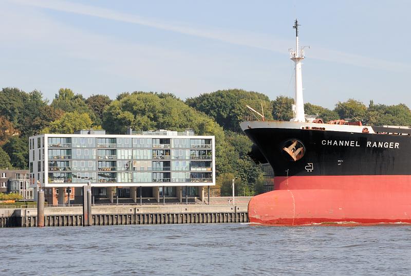 677_6192 Schiffsbug eines Frachtschiffs in Fahrt vor Hamburg Neumühlen. | Neumuehlen - Strasse am Hafenrand von Hamburg Altona.